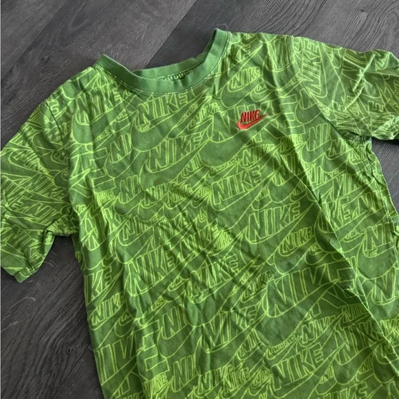 Nike BOYS green Logo All-Over Print Tee - Picture 2 of 7